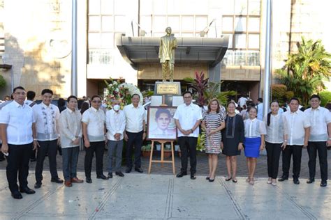 Muntinlupa honors former Mayor Viñalon .